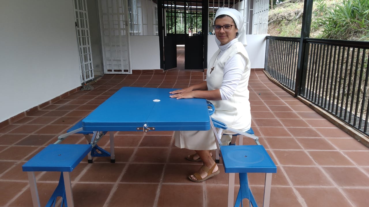 soeur assise à une table